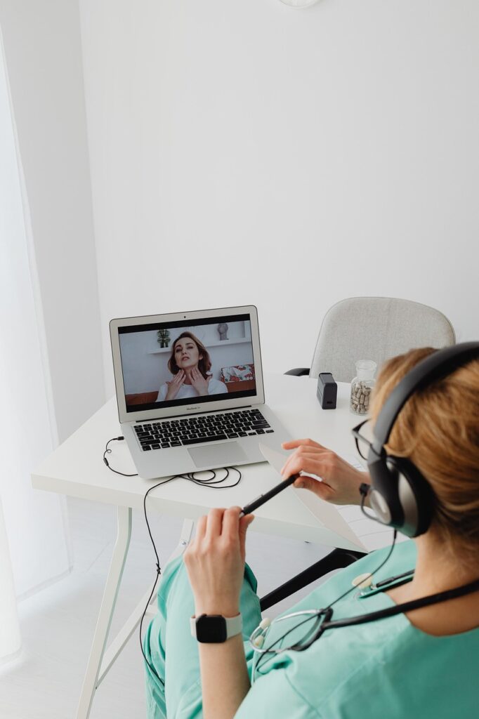 due donne in videocall che fanno consulenza armadio